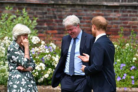 Dianan pikkuveli Charles ja isosisko Jane jutustelivat prinssi Harryn kanssa.