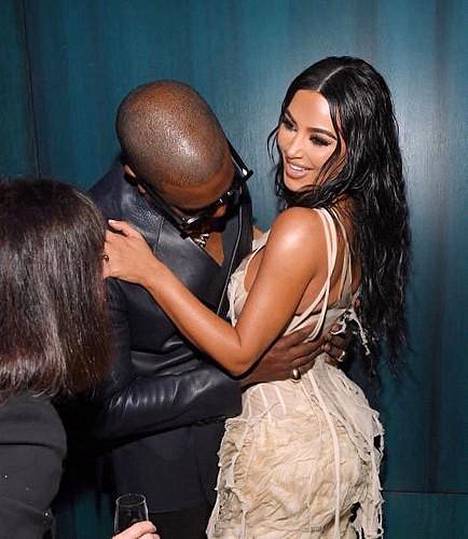 Kim Kardashian miehensä Kanye Westin kanssa.