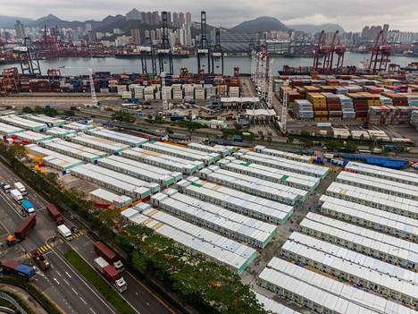Hongkongin koronatilanne meni hetkessä tosi pahaksi, kun omikron pääsi irti. Kuvassa on konteista rakennettu sairastuneiden eristyskeskus Tsing Yin alueella.