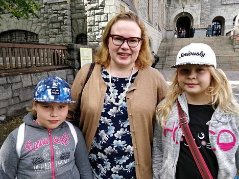 Katriina Liljelund sekä Alisa, 9, ja Matilda, 11 yllättyivät sadepäivän museoreissulla, kun vastassa oli valtava määrä poliiseja ja turvamiehiä.