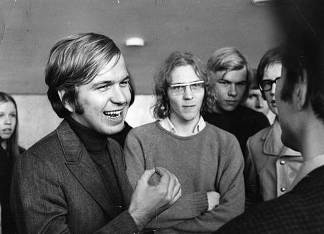 Erkki Liikanen vuonna 1970. Poliittisen uran tärkeä alkuvaihe oli toiminta Teiniliitossa. Liikanen pysyi demarina, eikä innostunut taistolaisliikkeestä.