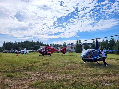 MM-rallissa käytettäviä helikoptereita Jyväskylän Kuokkalassa.