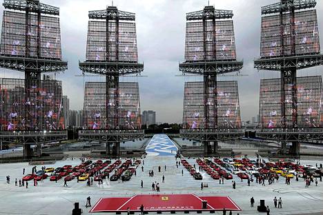Yli 130 Ferraria kokoontuu aukiolle Guangzhoussa eteläisessä Kiinassa osallistuakseen Guangzhoun autonäyttelyyn. Tapahtuma oli Ferrarin maahantuojan järjestämä.
