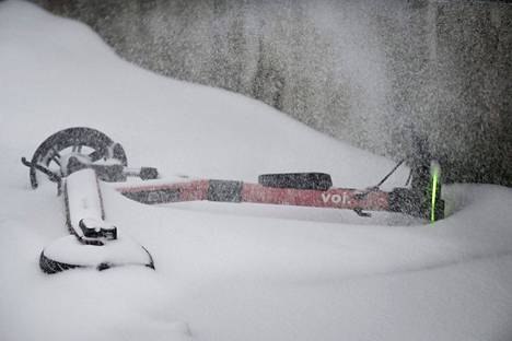 Meteorologin mukaan Suomeen ei ole odotettavissa kuun vaihteessa runsaita lumisateita. Sähköpotkulauta sai lumikerroksen Helsingissä 21. marraskuuta. 