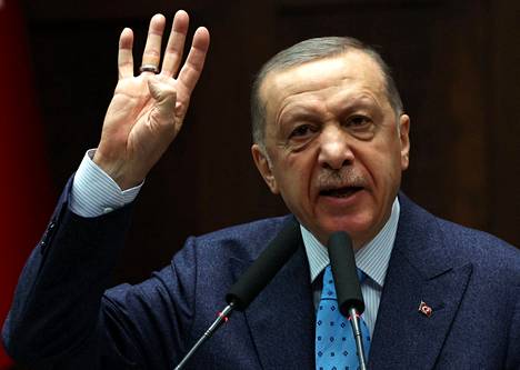 Recep Tayyip Erdoğan pelaa kovaa peliä ennen toukokuun puolivälin parlamenttivaaleja.