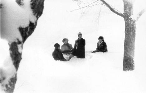 Kari Purssila, Olli Pellikka, Antero Laiho ja Raimo Möysä hangessa vuonna 1969 tutustumassa tulevan festivaalinsa paikkaan.