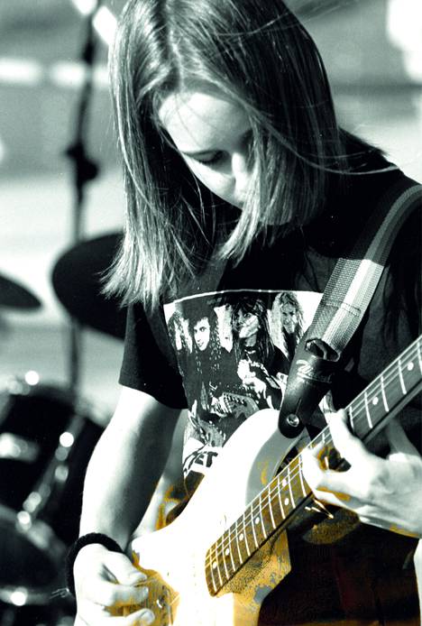Children of Bodomin edesmennyt laulaja-kitaristi Alexi Laiho konservatorion päätöskonsertissa keväällä 1993.
