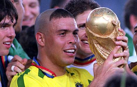 Ronaldo johdatti vuonna 2002 Brasilian maailmanmestaruuteen puolikuu otsallaan.