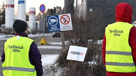 Teollisuusliiton lakkovahteja piikiekkovalmistaja Okmeticin tehtaan portilla Vantaalla 11. maaliskuuta 2024.