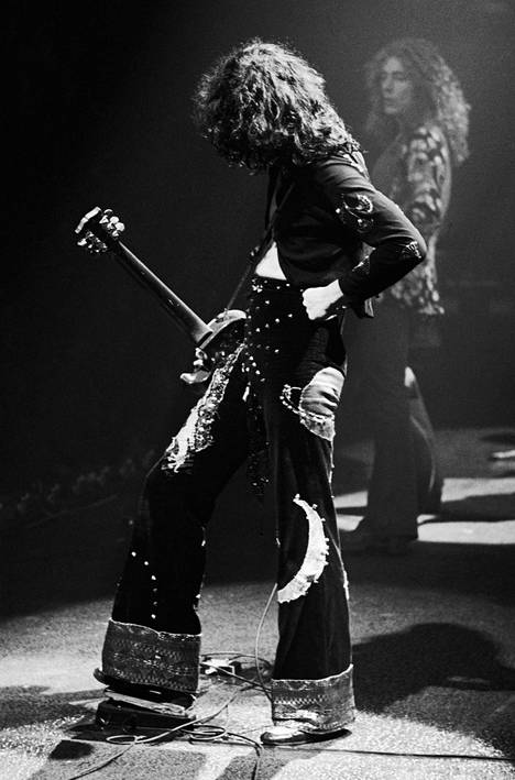 Led Zeppelinin kitaristi Jimmy Page (edessä) keikalla 70-luvun puolivälissä. Taustalla laulaja Robert Plant.