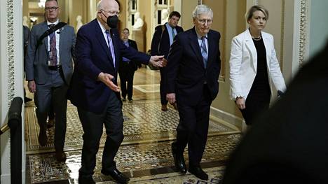 Demokraattisenaattori Patrick Leahy (vas.) ja senaatin vähemmistöjohtaja, republikaanien Mitch McConnell kävelivät yhtä matkaa äänestämään uudesta aselainsäädännöstä.
