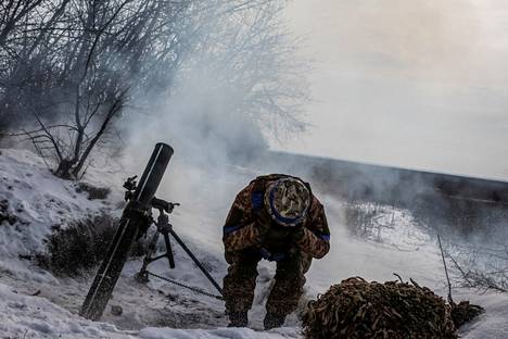 Ukrainalaiset tulittavat venäläisiä joukkoja Vuhledarissa.