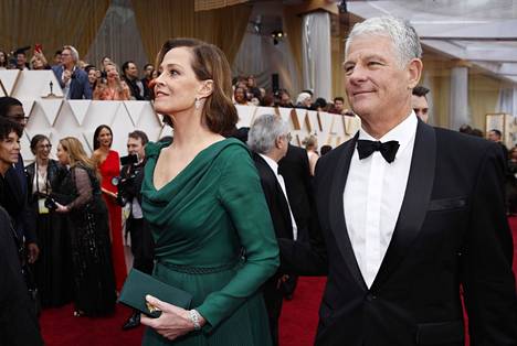 Weaver miehensä kanssa Oscar-gaalassa helmikuussa 2020. 