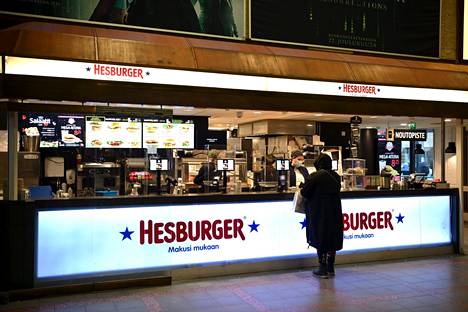 Asiakkaita Hesburger hampurilaisravintolassa lounasaikaan 22. joulukuuta 2021 Helsingissä. Jouluaatosta alkaen koronapassi tulee käyttöön esimerkiksi hampurilaispaikkoihin, jos ne ovat auki iltakuuden jälkeen.