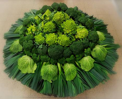 Vihreä kukkavihko on tehty purjoista, kurttukaalista eli savoijinkaalista, parsakaalista sekä Romanescu-kukkakaalista. 