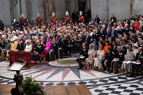 Prinssi William (vasemmalla kolmas) istui eri puolella katedraalia kuin veljensä prinssi Harry (oikealla, toinen rivi keskellä).