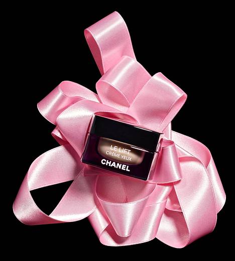 Jos joku brändi henkii luksusta, se on kiistatta Chanel. Alfalfauutetta sisältävä silmänympärysvoide saa ihon tuntumaan saman tien sileämmältä ja värikin tasoittuu. Le Lift Créme Yeux -silmänympärysvoide, 82 € / 15 g.
