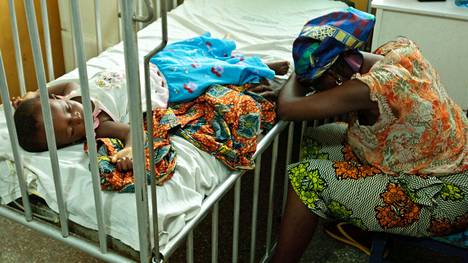 Trooppisissa maissa hyttysten levittämä malaria sairastuttaa monia. Kuvassa äiti ja vajaat kaksivuotias tytär sairaalassa Ghanan pääkaupungissa Accrassa vuonna 2012.