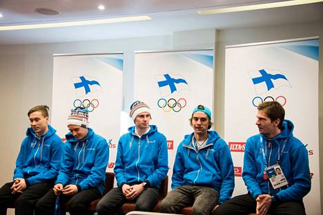 Sotshin olympiakisat 2014 olivat Jarkko Määtän (toinen vas.) ensimmäiset aikuisten arvokisat. Janne Ahoselle (oik.) ne olivat pelkästään kuudennet olympiakisat.