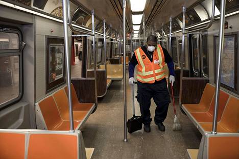 MTA:lle 21 vuotta työskennellyt Jason Bams siivoaa junia Manhattanin pohjoiskärjessä.