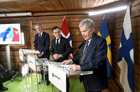 Presidentti Sauli Niinistö, Ruotsin pääministeri Ulf Kristersson (keskellä) ja Norjan pääministeri Jonas Gahr Støren (oikealla) pitivät keskiviikkona tiedotustilaisuuden Harpsundissa.