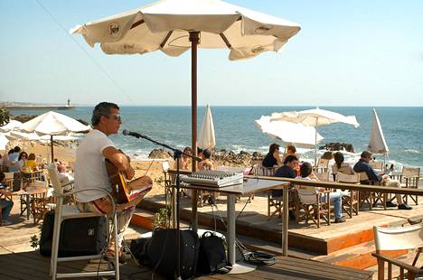 Kahvila-ravintola Praia da Luz sijaitsee aitiopaikalla Atlantin rannalla. Sen lähettyville pääsee Porton keskustasta joen rantaa seurailevalla raitiovaunulla.
