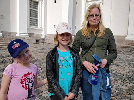 Laura Nieminen sekä tyttäret Eini ja Enna ovat nähneet kuninkaallisia aiemminkin.