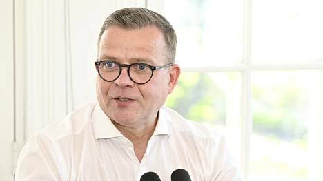 Pääministeri Petteri Orpo ennen Ylen pääministerin haastattelutunnin suoraa lähetystä virka-asunnolla Kesärannassa sunnuntaina. 