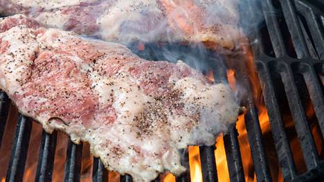 Lihan grillaamisessa on hyvä käyttää aikaa. Lihan on hyvä olla huoneenlämmössä ennen grillaamista ja vetäytyä grillaamisen jälkeen. 