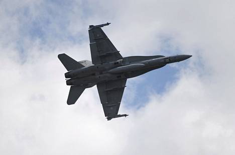 Ilmavoimien F/A Hornet hävittäjä Puolustusvoimain satavuotisjuhlaviikon lentonäytöksessä Kaivopuiston yllä Helsingissä kesäkuussa 2018.