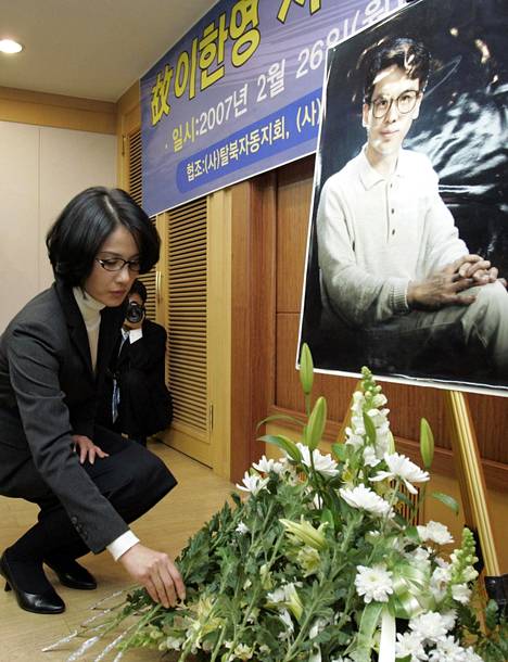 Kim Jong-eun laskee kukkia miehensä Lee Han-youngin kuvan eteen tämän kuoleman 10-vuotispäivänä vuonna 2007. Lee, jonka oikea nimi oli Lee Il-nam, loikkasi Etelä-Koreaan vuonna 1982. Hän myös kirjoitti kirjan Pohjois-Korean silloisesta johtajasta Kim Jong-ilistä.