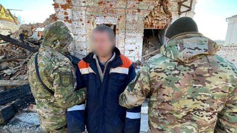 Ukrainan poliisi julkaisi tiedotteensa ohessa kuvan pidätetystä venäläissotilaasta.