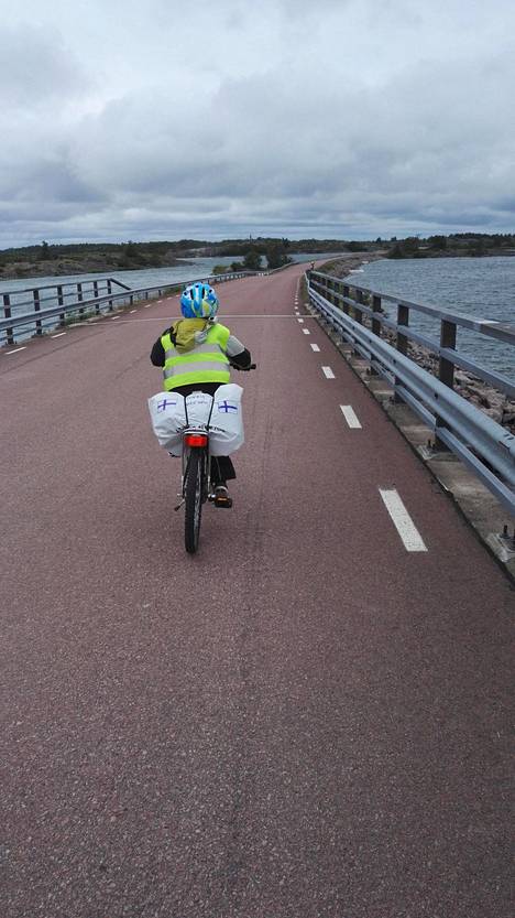 Aksel Tanttu pyöräili kovassa tuulessa Torsholman sillalla Brändössä Ahvenanmaalla.
