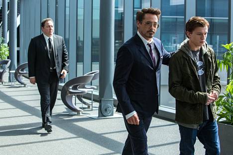Jon Favreau (vas.) on näytellyt Iron Manin (Robert Downey Jr.) turvallisuuspäällikköä ensimmäisestä Iron man -elokuvasta alkaen. Rooli on jatkunut myös nykyisissä Spider-Man-seikkailuissa, joissa nuorta Hämähäkkimiestä esittää Tom Holland (oik.).