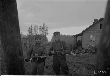 Pelottoman sotamiehen maineessa ollut Kalle Hagert (kuvassa vasemmalla) tuhosi ”everstikorsun” Kirjasalossa 6. syyskuuta 1941. Rykmenttitoverit muistelevat Hagertin tempauksia kirjassa.