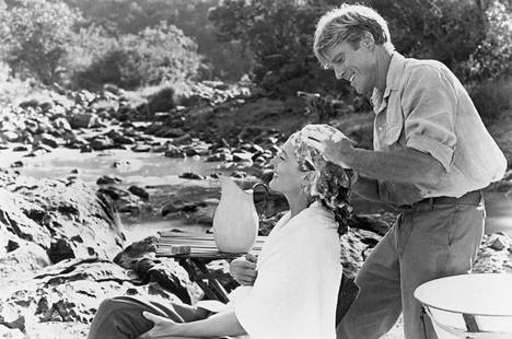 Yksi elokuvahistorian romanttisimmista kohtauksista? Robert Redford pesemässä Meryl Streepin hiuksia.