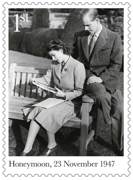 Royal Mailin marraskuussa julkaisemassa postimerkissä kuningatar Elisabeth ja prinssi Philip ovat häämatkallaan vuonna 1947.