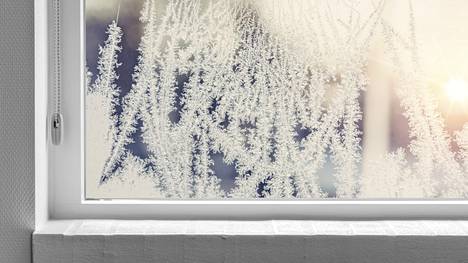 Huonosti tiivistetyt ikkunat päästävät turhaan lämpöä harakoille. Tiivistäminen kannattaa, uutuuskirja vinkkaa.