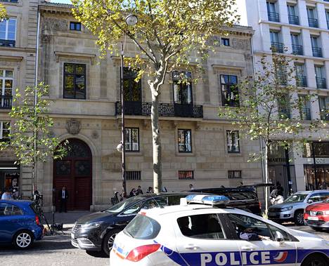 Ranskan poliisi ei ole vielä edistynyt maanantaina varhain aamuyöllä Pariisissa tapahtuneen Kim Kardashianin ryöstön selvittelyssä. Stylistiystävänsä kanssa tässä luksustalossa asunut Kardashian oli ryöstön aikaan ilman vartijoita. Aseistautuneet ryöstäjät veivät mennessään miljoonien eurojen arvoisen korusaaliin.