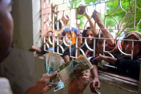 Sukkurissa jaettiin sunnuntaina rahaa henkilöille, jotka ovat joutuneet pakenemaan kotoaan tulvien vuoksi. He saivat hallitukselta käteisenä 25 000 rupiaa eli noin 314 euroa.