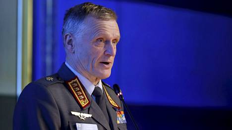 Kenraali Timo Kivinen puhui valtakunnallisen maanpuolustuskurssin avajaisissa maanantaina.