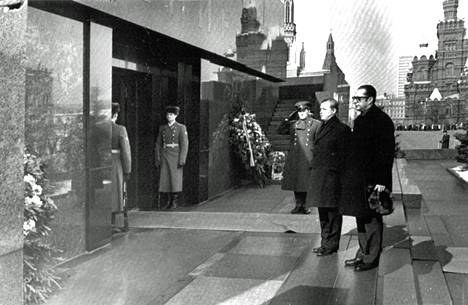 Ulkoministeri Kalevi Sorsa ja suurlähettiläs Björn-Olof Alholm laskivat seppeleen Leninin mausoleumilla Moskovassa vuonna 1972. Sorsaa on syytetty liian läheisistä yhteyksistä tiedustelupalvelu KGB:n kanssa.