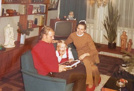 Kuopio 1971. ”Tätini ja setäni olivat töissä merillä ja toivat meille usein joululahjaksi ulkomaansuklaarasian, mikä oli ihmeellistä herkkua. Kuvassa olen äidin ja isän kanssa.”