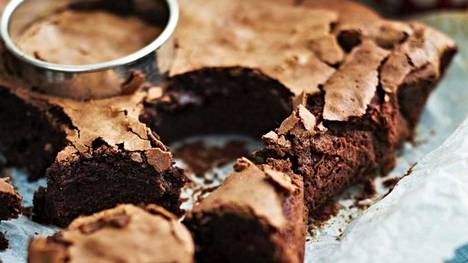 Tämä brownie vie kielen! Paloittele se vasta jäähtyneenä, jolloin sisus on hieman kiinteytynyt.