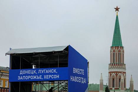 Punaiselle torille ilmestyneissä rakenteissa julistetaan, että Donetsk. Luhansk, Zaporizzja ja Herson ovat ikuisesti yhdessä Venäjän kanssa.