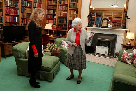 Balmoralin sisustus ei ole muuttunut juuri ollenkaan vuosikymmenten aikana. Muutamia moderneja mukavuuksia huoneisiin on tuotu, kuten patteri ja taulutelevisio. Kuvassa Elisabet Kanadan entisen kenraalikuvernöörin Julie Payetten kanssa.