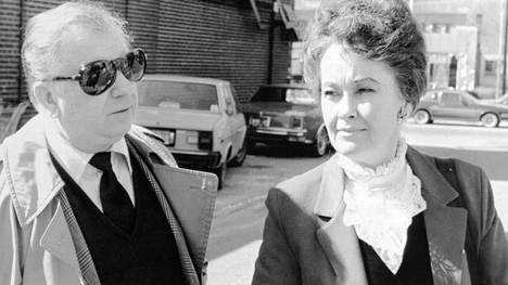 Lorraine ja Ed Warren 19. maaliskuuta 1981, jolloin Connecticutin Brookfieldin ”paholaismurhaa” käsiteltiin. 