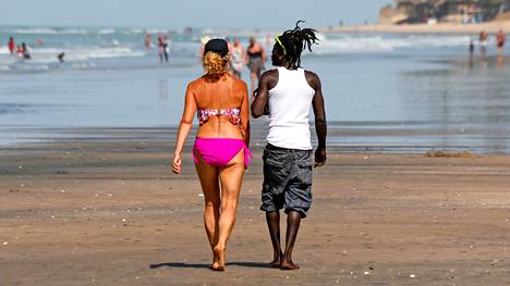 Turistit saavat paljon huomiota Gambian hiekkarannoilla – halusivat tai eivät.