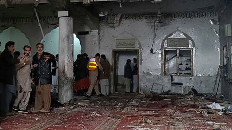 Viranomaiset tutkivat pommi-iskun jälkiä moskeijassa.