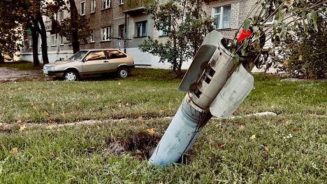 Räjähtämätön raketti jäi törröttämään kerrostalon pihalle Kupjanskissa 25. syyskuuta.